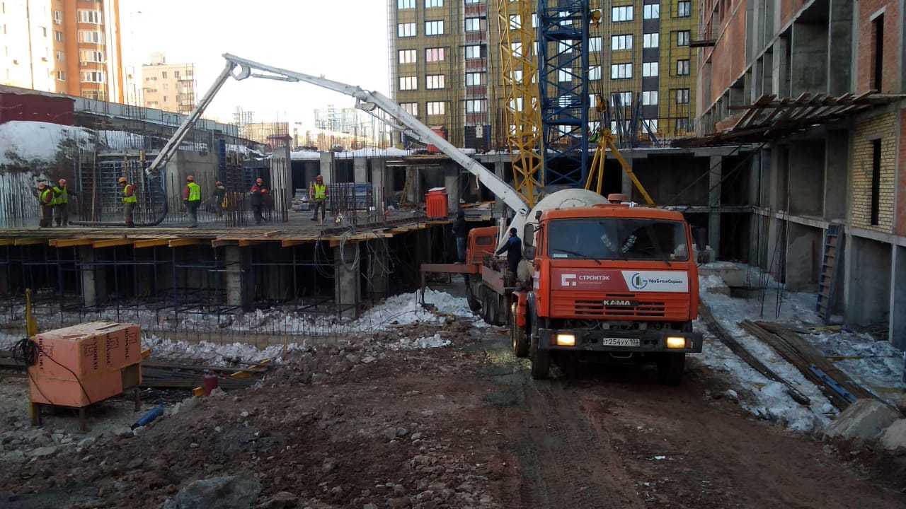 Фото бетононасоса в процессе работы