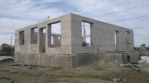 Фото дома с фундаментом и монолитными стенами из бетона