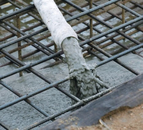 Фото заливки бетона в армированную опалубку